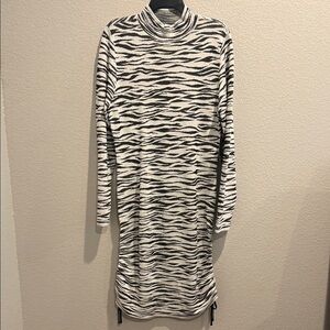 BOLD elements Monochrome Patterned Long Sleeve Dress